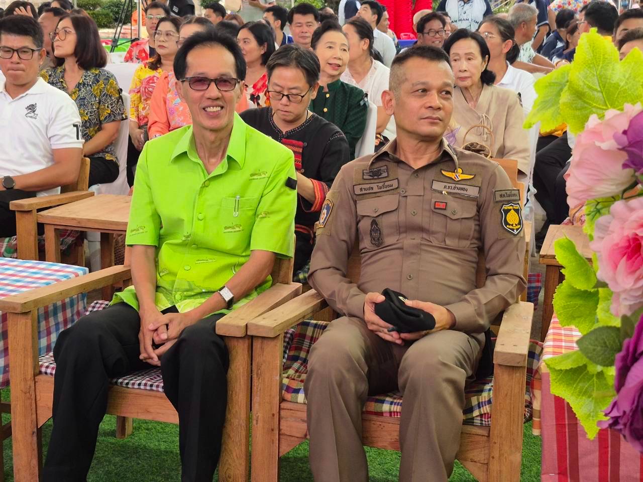 อบจ.อ่างทอง ร่วมสืบสานประเพณีงานบุญโขลกแป้งขนมจีน วัดสว่างอารมณ์