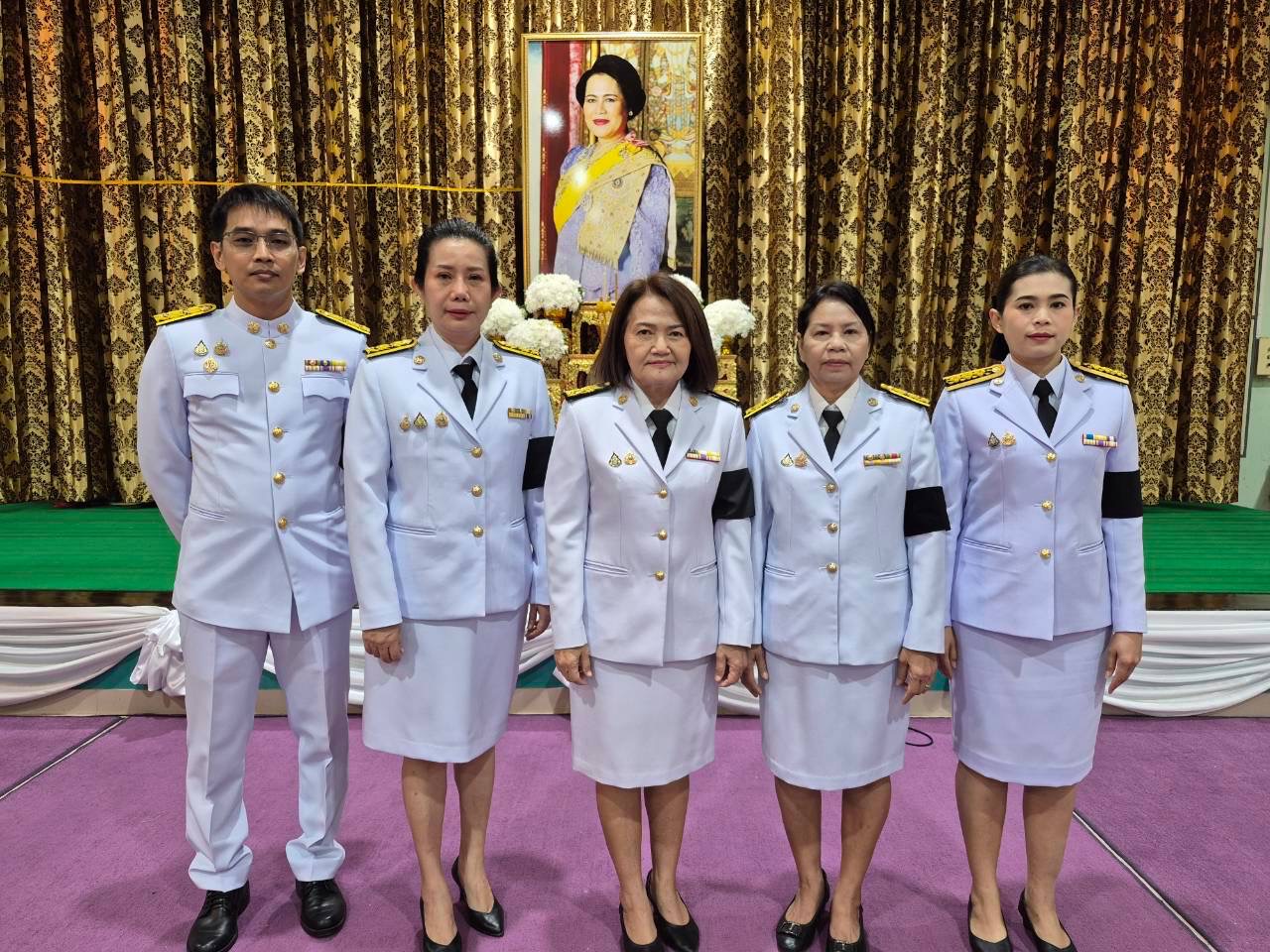 อบจ.อ่างทอง ร่วมพิธีสวดพระพุทธมนต์และทำบุญตักบาตรถวายพระราชกุศล พร้อมร่วมพิธีถวายดอกไม้จันทน์ เนื่องในวันคล้ายวันสวรรคต สมเด็จพระนางเจ้าสิริกิติ์ พระบรมราชินีนาถ พระบรมราชชนนีพันปีหลวง