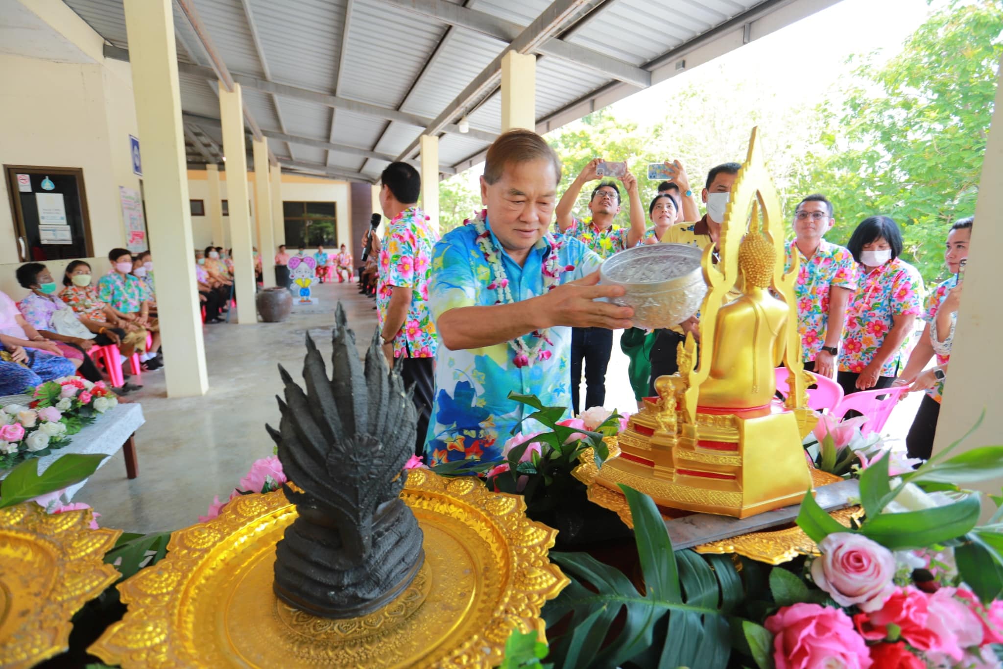 นายกองค์การบริหารส่วนจังหวัดอ่างทอง ร่วมพิธีรดน้ำขอพรผู้สูงอายุในพื้นที่ตำบลศาลเจ้าโรงทอง ตำบลตลาดใหม่ และ สำนักงานสาธารณสุขอำเภอเมืองอ่างทอง เนื่องในเทศกาลสงกรานต์